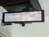 インテリジェントルームミラー搭載で、車の後方に設置されたカメラ映像を映し出してシートバックやヘッドレスト、同乗者に視界が遮られることがなく視認性が非常に良いです