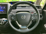 握りやすいステアリングは、運転操作をスムーズにします。オーディオやハンズフリー通話など、便利な機能も統合されています。