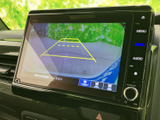 後方状況を確認できるモニターは、駐車時の安全をサポートします。狭い場所でも落ち着いて運転できますね。視認性も良好です。