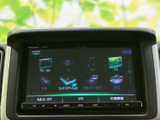 多様なソースに対応し、お好みの音楽を楽しめます。CDやUSB、Bluetoothなど、様々なメディアを接続して心地よいドライブに。
