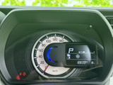 視認性の高いメーター類が、運転に必要な情報を的確に伝えます。運転状況を常に把握し、安全運転をサポートします。