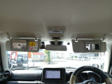運転席にサンバイザー裏にはバニティミラーが備わっていますので、車の外に出る前にパパッと身だしなみをチェックすることができて便利ですよ♪
