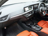 視線の先に自然と情報が集まり必要な操作へスムーズに手が届くBMWならではのコックピット。洗練されたデザインと上質な素材が調和し乗り込んだ瞬間からドライバーの走る歓びを日常に感じる空間です。