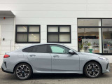 【BMWの伝統-3】BMWのお車は、&ldquo;駆け抜ける歓び&rdquo;を体現しております。走行の安定性とコーナリングの良さを追求し、思い通りにハンドルの操作可能です。