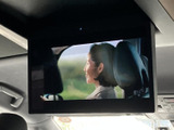 後部座席の乗員が、それぞれの画面で映画や動画を楽しめます。長距離移動も退屈させません。快適な空間でリラックスした時間を過ごせます。