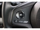 ハンドル左部分でオーディオ操作が可能です。運転中でも目線をずらさずに運転に集中できます。