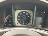 視認性の高いメーター類が、運転に必要な情報を的確に伝えます。速度や回転数などを一目で確認でき、安全運転をサポートします。