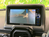 停車中には、番組や映像を楽しめます。長距離移動の休憩時などに、リラックスできる空間を提供します。