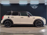 ☆MINIの車の始まりは大人四人がギリギリ乗れるコンパクトな車です!!今となっては3ナンバーですが、もともとは5ナンバーの車でした!!