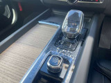 宝飾品を思わせる、ダイヤ目のローレットが施されたスクロールホイール。また、車速やナビの進行方向をフロントウインドに投影するヘッドアップディスプレイで道路に視線をむけたまま情報を確認することができます。