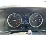 視認性の高いメーターで運転情報を的確に把握できます