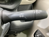 操作しやすいウインカーレバーで、スムーズな車線変更や右左折をサポートします。安全な運転に貢献します。