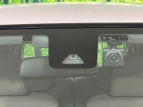 【スマートアシスト】走行中に前方の車両等を認識し、衝突しそうな時は警報とブレーキで衝突回避と被害軽減をアシスト。より安全にドライブをお楽しみいただけます。