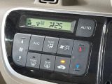 【オートエアコン】一度お好みの温度に設定すれば、車内の温度を検知し風量や温度を自動で調整。暑い&hellip;寒い&hellip;と何度もスイッチ操作をする必要はありません。快適な車内空間には必須の機能ですね♪