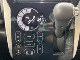 【オートエアコン】一度お好みの温度に設定すれば、車内の温度を検知し風量や温度を自動で調整。暑い&hellip;寒い&hellip;と何度もスイッチ操作をする必要はありません。快適な車内空間には必須の機能ですね♪