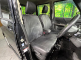 運転席まわりには十分なスペースがあり、大柄な方でもゆったり運転していただける環境です。