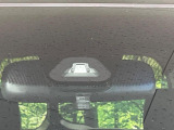【ホンダセンシング】走行中に前方の車両等を認識し、衝突しそうな時は警報とブレーキで衝突回避と被害軽減をアシスト。より安全にドライブをお楽しみいただけます。