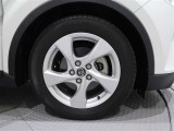 アルミホイールを装備、タイヤサイズは215/60R17です。