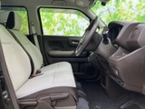 広々とした室内空間が特徴的。運転席からの視界も広く、操作性も抜群です。快適なドライブを楽しめます。