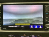 【バックカメラ】運転が苦手な方も車庫入れラクラクです!ギアをリバースに入れれば自動的に切り換わりますので、面倒な操作は不要です♪狭い駐車場もお車を傷つけず安心ですね!
