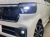 【LEDヘッドライト】悪天候や夜間走行時も良好な視界を確保し安心して運転できる高輝度LEDヘッドライトを装備!点灯速度が早く、消費電力も抑えられています。