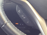 ステアリングのスイッチで通話操作が可能。手を離さずに使えるので安心して運転できます。