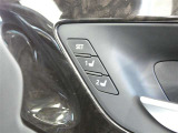運転席のシートポジションを記憶・再現できるメモリー機能を搭載しています。