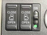 【両側パワースライドドア】スマートキーや運転席のスイッチで後席両側スライドドアの開閉が可能♪電動だから力を入れてドアを開ける必要が無く、小さなお子様でも簡単に開け閉めでき快適です♪