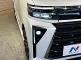 【LEDヘッドライト】悪天候や夜間走行時も良好な視界を確保し安心して運転できる高輝度LEDヘッドライトを装備!点灯速度が早く、消費電力も抑えられています。