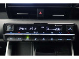 ★運転席と助手席でそれぞれお好みに合わせて温度設定が行えるフルオートエアコンです。外気温や室温、日射量を感知し、吹き出し温度、風量を緻密に制御します