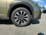 タイヤサイズは225/60R18。切削加工のアルミホイールが実際のサイズ以上にホイールを大きく見せてくれています。こちらは右フロントタイヤです。タイヤ・ホイールとも目立った損傷はありません。