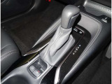 シフトパターンです。電気式のパーキングブレーキを採用してます。また車種・グレードによっては走行モードも変える事も!
