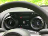 視認性の高いメーターで、運転に必要な情報をしっかり確認できます。洗練されたデザインが、運転の楽しさを引き立てます。