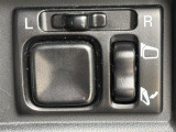 【電動格納ミラー】運転席のスイッチで、ドアミラーの開閉や角度の調整ができます。