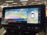 【パノラミックビューモニター】専用のカメラにより、上から見下ろしたような視点で360度クルマの周囲を確認することができます☆死角部分も確認しやすく、狭い場所での切り返しや駐車もスムーズに行えます。