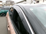 雨の日でも、車内の空気入替に便利なプラスチックバイザー付きになります^^意外と実用性がありますよね☆