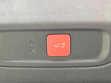 ●電動リアゲート:ワンタッチでリアゲートの開閉ができ、荷物などで両手が塞がっている状態でも簡単に開閉ができる便利機能です。