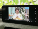 停車中には、TVの視聴も可能です。休憩時間や待ち時間に、エンターテイメントを楽しめますね。家族でのドライブにも最適です。