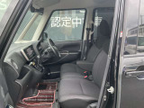 助手席の足元も広くゆったりとした空間になっております♪