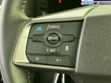 握りやすいステアリングで、運転操作を快適に。オーディオやハンズフリー通話など、便利な機能も操作できますよ。