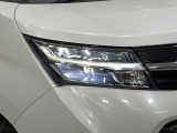 【LEDヘッドライト】悪天候や夜間走行時も良好な視界を確保し安心して運転できる高輝度LEDヘッドライトを装備!点灯速度が早く、消費電力も抑えられています。