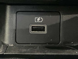 USB電源ソケットが前席中央にあり、便利に使えます☆