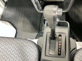 自然に手が届き操作性の良いシフトレバー!