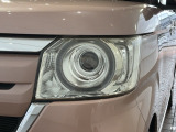 LEDヘッドライトは、点灯の瞬間から最大光量を発揮し、突然暗くなるトンネルなどでの安定感を高めます。