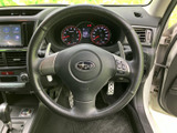 握りやすいステアリングは、運転操作をスムーズに行えます。オーディオやハンズフリー通話の操作も可能で、快適なドライブをサポートします。