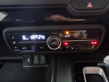 運転席からも手が届きやすく、操作しやすい空調コントロールパネル。オートエアコンなので操作の煩わしさが無くオールシーズン快適にドライブできます。快適空間で運転に集中できますね。