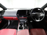 上質で落ち着いた印象のインパネ。視界も広々で運転しやすいです。