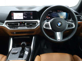 視線の先に自然と情報が集まり必要な操作へスムーズに手が届くBMWならではのコックピット。洗練されたデザインと上質な素材が調和し乗り込んだ瞬間からドライバーの走る歓びを日常に感じる空間です。