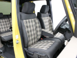 フロントベンチシートですので運転席足元ゆったり広々快適です。助席への移動も楽々です。