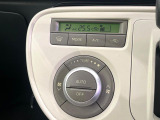 【オートエアコン】一度お好みの温度に設定すれば、車内の温度を検知し風量や温度を自動で調整。暑い&hellip;寒い&hellip;と何度もスイッチ操作をする必要はありません。快適な車内空間には必須の機能ですね♪